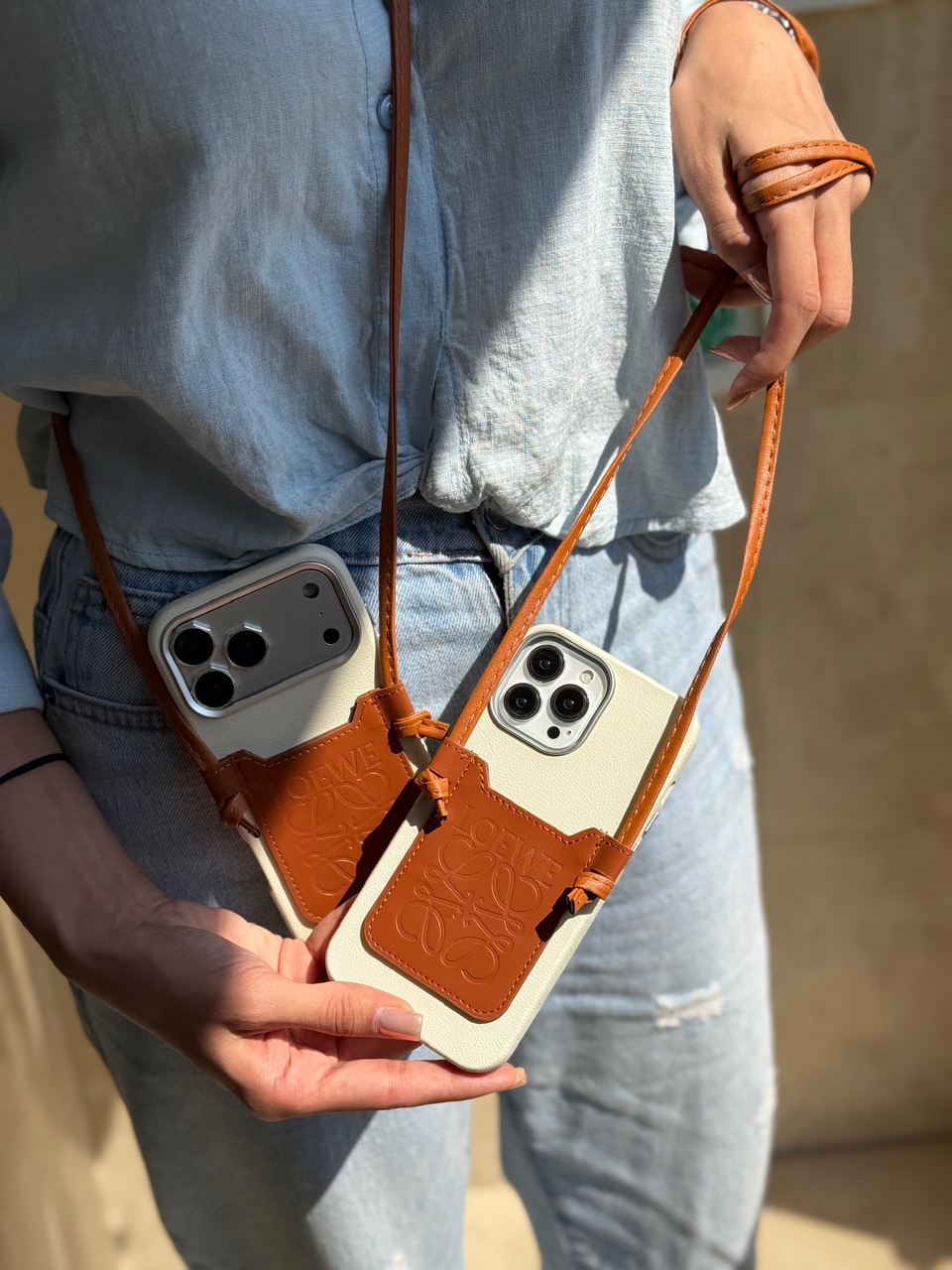 قاب Loewe چرمی جاکارتی دار بند بلند آیفون